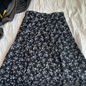 A flower pattern skirt with a mini slit